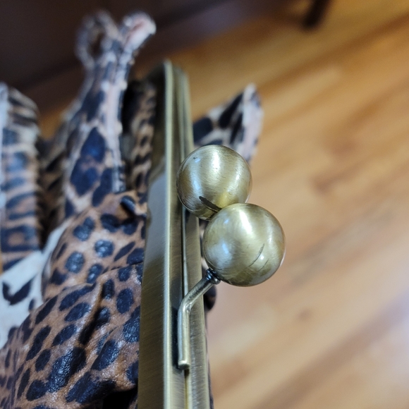 NWOT. Jessica Simpson Leopard Bow Clutch - Picture 4 of 4